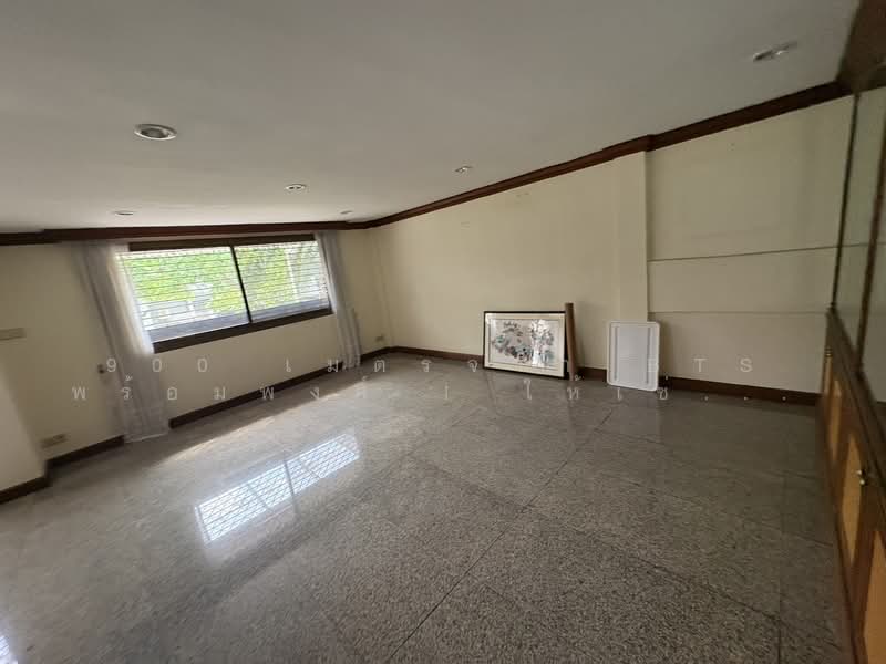 Located in Sukhumvit 39, Bangkok, Khlong Tan Nua, Watthana, Bangkok, 7 Bedrooms, 200 sqm, Townhouse For Rent, by 900 เมตรจาก BTS พร้อมพงศ์ ! ให้เช่าทาวน์โฮม 4.5 ชั้น 50 ตร.วา, 500224011 - DDproperty.com
