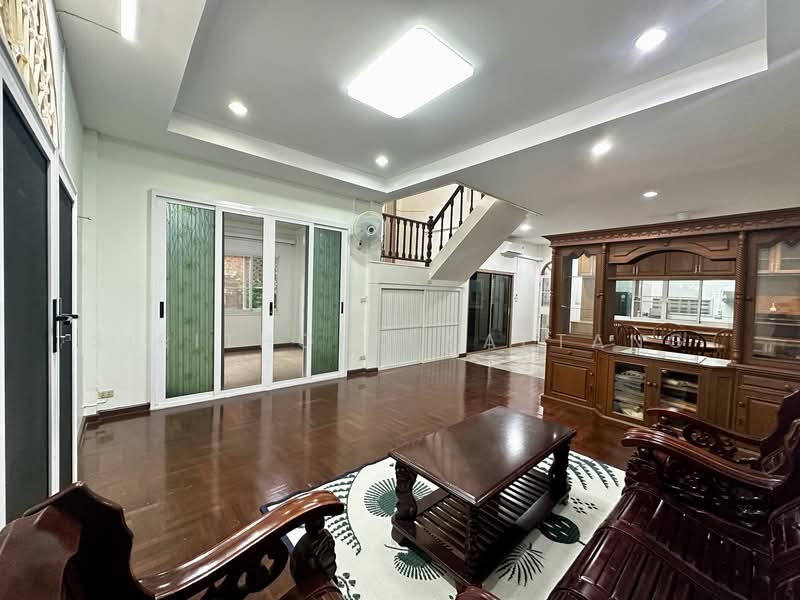 Newly renovated detached home Soi Ladprao 93, Wang Thonglang 67 sq.wa 4 Beds 3 Baths, Bangkok, ลาดพร้าว 93, Khlong Chaokhun Sing, Wang Thonglang, Bangkok, 4 Bedrooms, 366 sqm, Single Detached House For Rent, by Sirithong Saetang, 500224596 - DDproperty.com