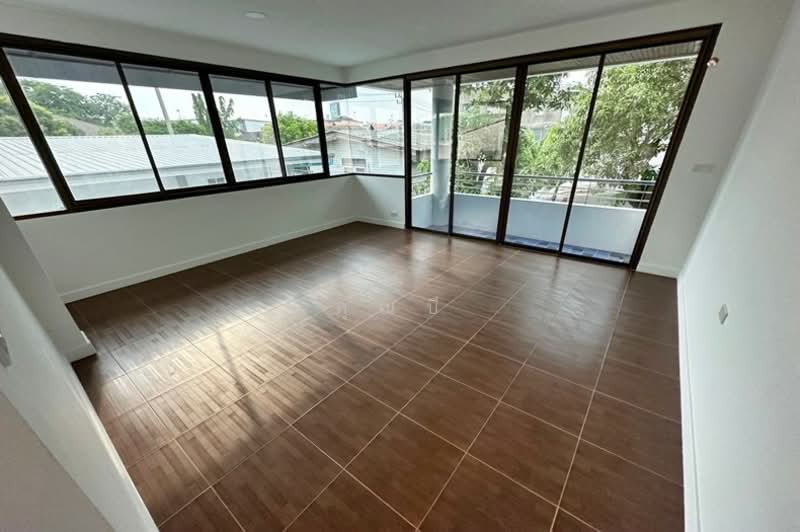 ถนนลาดพร้าว ซอยลาดพร้าว 83, Bangkok, ลาดพร้าว, Khlong Chaokhun Sing, Wang Thonglang, Bangkok, 5 Bedrooms, 524 sqm, Townhouse For Sale, by คุณบี, 500226206 - DDproperty.com