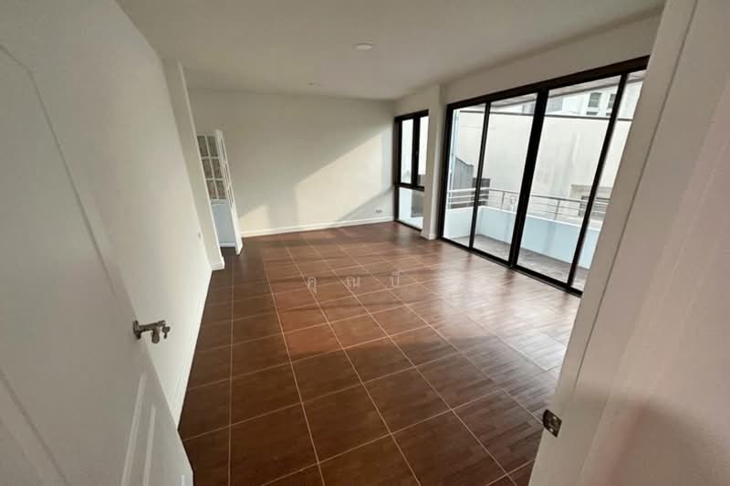 ถนนลาดพร้าว ซอยลาดพร้าว 83, Bangkok, ลาดพร้าว, Khlong Chaokhun Sing, Wang Thonglang, Bangkok, 5 Bedrooms, 524 sqm, Townhouse For Sale, by คุณบี, 500226206 - DDproperty.com