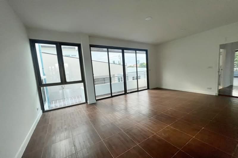 ถนนลาดพร้าว ซอยลาดพร้าว 83, Bangkok, ลาดพร้าว, Khlong Chaokhun Sing, Wang Thonglang, Bangkok, 5 Bedrooms, 524 sqm, Townhouse For Sale, by คุณบี, 500226206 - DDproperty.com