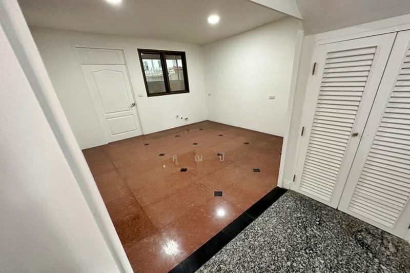 ถนนลาดพร้าว ซอยลาดพร้าว 83, Bangkok, ลาดพร้าว, Khlong Chaokhun Sing, Wang Thonglang, Bangkok, 5 Bedrooms, 524 sqm, Townhouse For Sale, by คุณบี, 500226206 - DDproperty.com