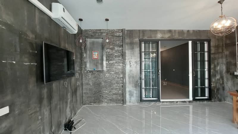 3-story townhome for rent, Golden Town Soi Nawamin 27, 5 bedrooms, 4 bathrooms, extended front area, Bangkok, Khlong Kum, Bueng Kum, Bangkok, 5 Bedrooms, 210 sqm, Townhouse For Rent, by สิริกาญจน์ กุลจิราธีรัตม์, 500226714 - DDproperty.com