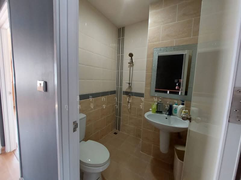 3-story townhome for rent, Golden Town Soi Nawamin 27, 5 bedrooms, 4 bathrooms, extended front area, Bangkok, Khlong Kum, Bueng Kum, Bangkok, 5 Bedrooms, 210 sqm, Townhouse For Rent, by สิริกาญจน์ กุลจิราธีรัตม์, 500226714 - DDproperty.com