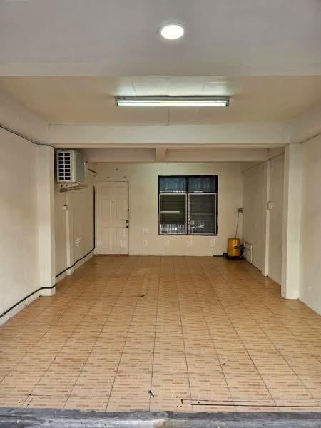 เลี้ยงสัตว์ได้ ทำเลอ่อนนุช 50 MRT ศรีนุช ให้เช่าทาวน์เฮ้าส์ 2 ชั้น บ้านพร้อมอยู่ เฟอร์ครบ ทำเลดี, Bangkok, อ่อนนุช, Suan Luang, Suan Luang, Bangkok, 2 Bedrooms, 128 sqm, Townhouse For Rent, by บุษบา รัตนวงษ์ชัย, 500226883 - DDproperty.com