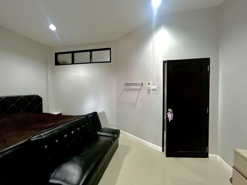 อยู่เองก็ลงตัว ทำออฟฟิศก็เวิร์ก!!! ขายทาวน์โฮม 3 ชั้น ซอยบรมราชชนนี 4 ฟังก์ชันยืดหยุ่น, Bangkok, Bang Bamru, Bang Phlat, Bangkok, 4 Bedrooms, 325 sqm, Townhouse For Sale, by คุณกัปตัน, 500226903 - DDproperty.com