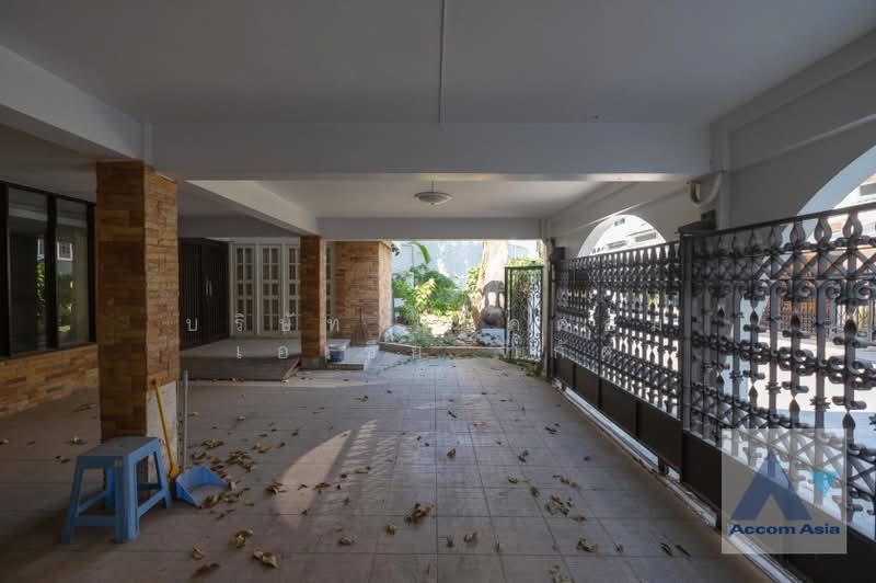 ให้เช่า - Large family home with greenery and natural ventilation in Silom, กรุงเทพ