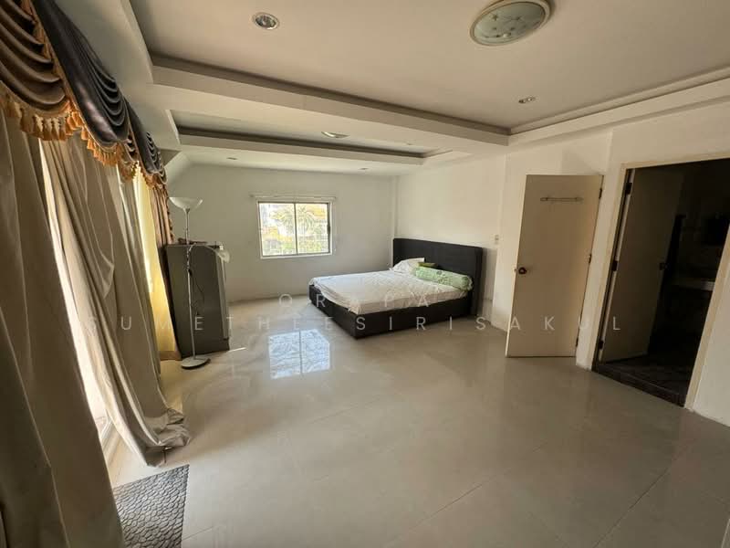 For Sale - 5-BR Townhouse, Bangkok