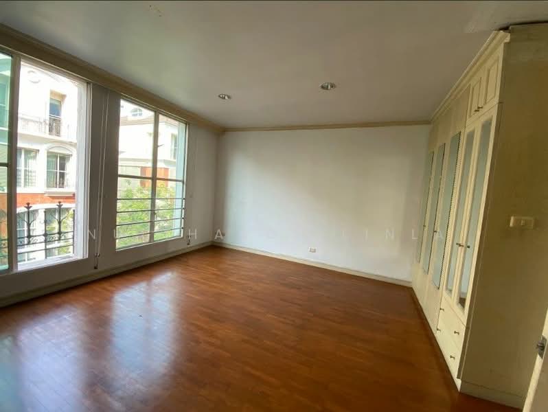 Baan Klang Krung Thonglor, Bangkok, 55 Soi Sukhumvit 55, Khlong Tan Nua, Watthana, Bangkok, 4 Bedrooms, 350 sqm, Townhouse For Sale, by Nuttharom Linla, 500231110 - DDproperty.com
