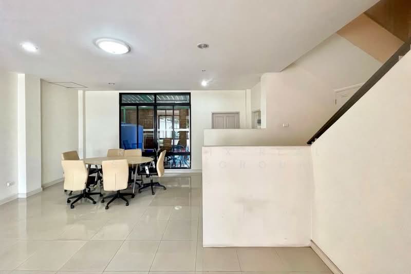 For Rent - ให้เช่า/ขาย โฮมออฟฟิส 4 ชั้น ริมถนนบางนา, Bangkok