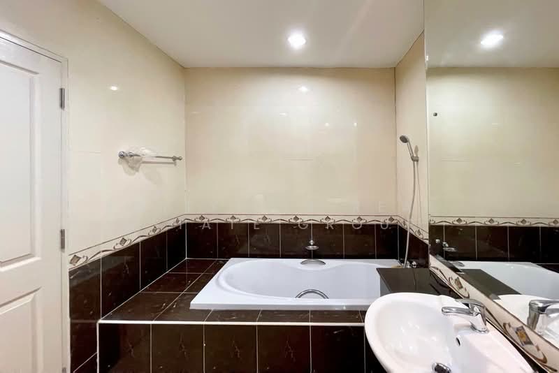 For Rent - ให้เช่า/ขาย โฮมออฟฟิส 4 ชั้น ริมถนนบางนา, Bangkok