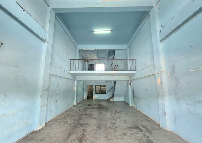 For Sale - ตึกแถว 3 ชั้น มีชั้นลอย และดาดฟ้า ซอยร่มเกล้า 24 ถนนเคหะร่มเกล้า, Bangkok