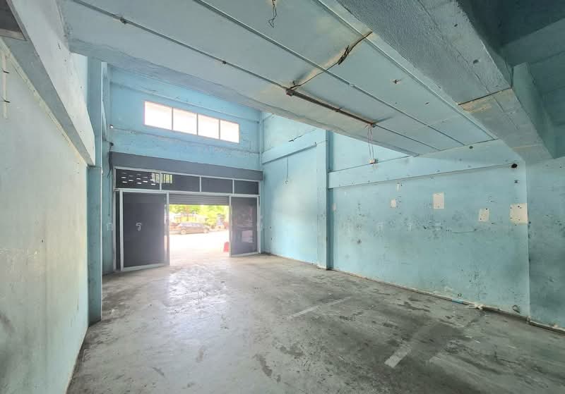 For Sale - ตึกแถว 3 ชั้น มีชั้นลอย และดาดฟ้า ซอยร่มเกล้า 24 ถนนเคหะร่มเกล้า, Bangkok