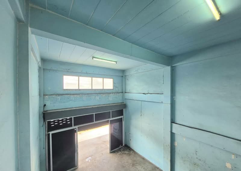 For Sale - ตึกแถว 3 ชั้น มีชั้นลอย และดาดฟ้า ซอยร่มเกล้า 24 ถนนเคหะร่มเกล้า, Bangkok