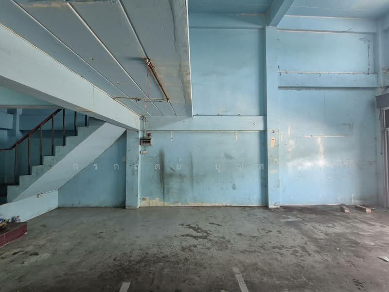 For Sale - ตึกแถว 3 ชั้น มีชั้นลอย และดาดฟ้า ซอยร่มเกล้า 24 ถนนเคหะร่มเกล้า, Bangkok