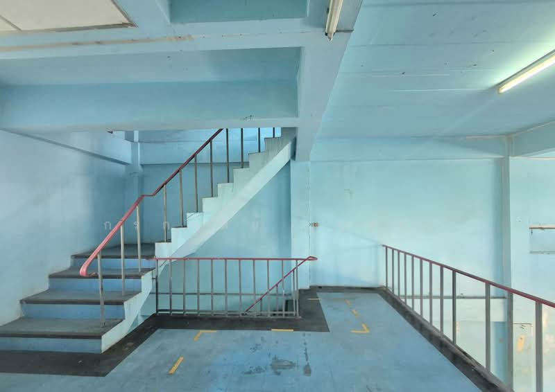 For Sale - ตึกแถว 3 ชั้น มีชั้นลอย และดาดฟ้า ซอยร่มเกล้า 24 ถนนเคหะร่มเกล้า, Bangkok