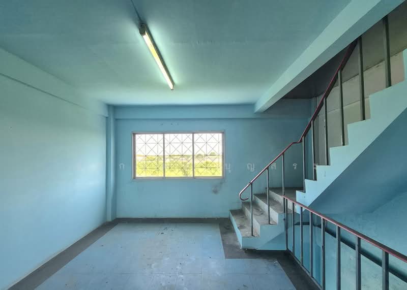 For Sale - ตึกแถว 3 ชั้น มีชั้นลอย และดาดฟ้า ซอยร่มเกล้า 24 ถนนเคหะร่มเกล้า, Bangkok