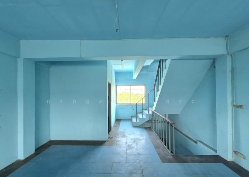 For Sale - ตึกแถว 3 ชั้น มีชั้นลอย และดาดฟ้า ซอยร่มเกล้า 24 ถนนเคหะร่มเกล้า, Bangkok