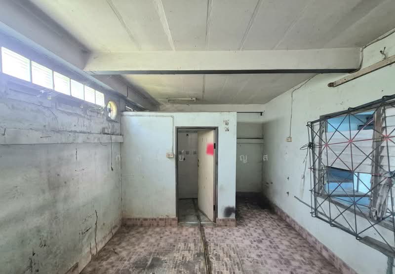 For Sale - ตึกแถว 3 ชั้น มีชั้นลอย และดาดฟ้า ซอยร่มเกล้า 24 ถนนเคหะร่มเกล้า, Bangkok