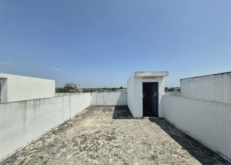 For Sale - ตึกแถว 3 ชั้น มีชั้นลอย และดาดฟ้า ซอยร่มเกล้า 24 ถนนเคหะร่มเกล้า, Bangkok