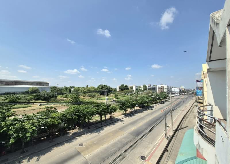 For Sale - ตึกแถว 3 ชั้น มีชั้นลอย และดาดฟ้า ซอยร่มเกล้า 24 ถนนเคหะร่มเกล้า, Bangkok