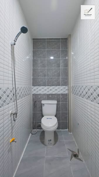 หมู่บ้านรุ่งกิจ 4, Bangkok, Lat Krabang, Lat Krabang, Bangkok, 2 Bedrooms, 17 sqm, Townhouse For Sale, by เพ็ญศิริ ตุ้มเทียน, 500231447 - DDproperty.com