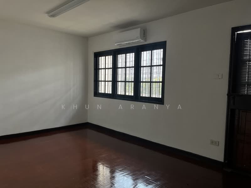 Townhome for rent, 4 floors, completely renovated, Suthisan Road, good location near MRT Suthisan., Bangkok, Phaya Thai, Phaya Thai, Bangkok, 6 Bedrooms, 300 sqm, Townhouse For Rent, by Khun Aranya, 500231458 - DDproperty.com