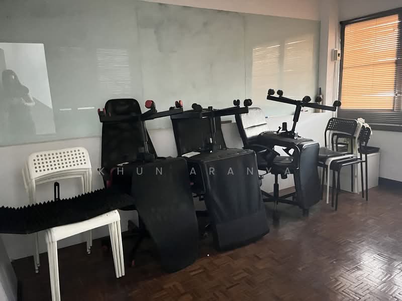 Townhome for rent, 4 floors, completely renovated, Suthisan Road, good location near MRT Suthisan., Bangkok, Phaya Thai, Phaya Thai, Bangkok, 6 Bedrooms, 300 sqm, Townhouse For Rent, by Khun Aranya, 500231458 - DDproperty.com