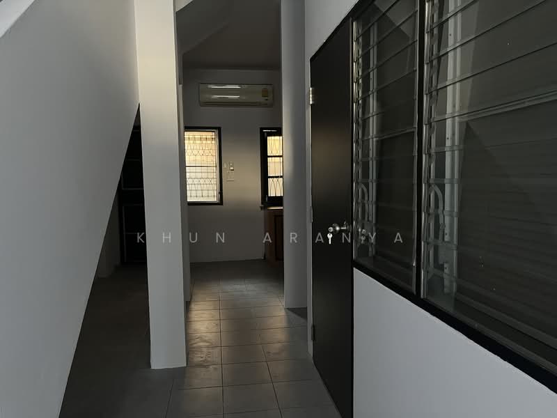 Townhome for rent, 4 floors, completely renovated, Suthisan Road, good location near MRT Suthisan., Bangkok, Phaya Thai, Phaya Thai, Bangkok, 6 Bedrooms, 300 sqm, Townhouse For Rent, by Khun Aranya, 500231458 - DDproperty.com