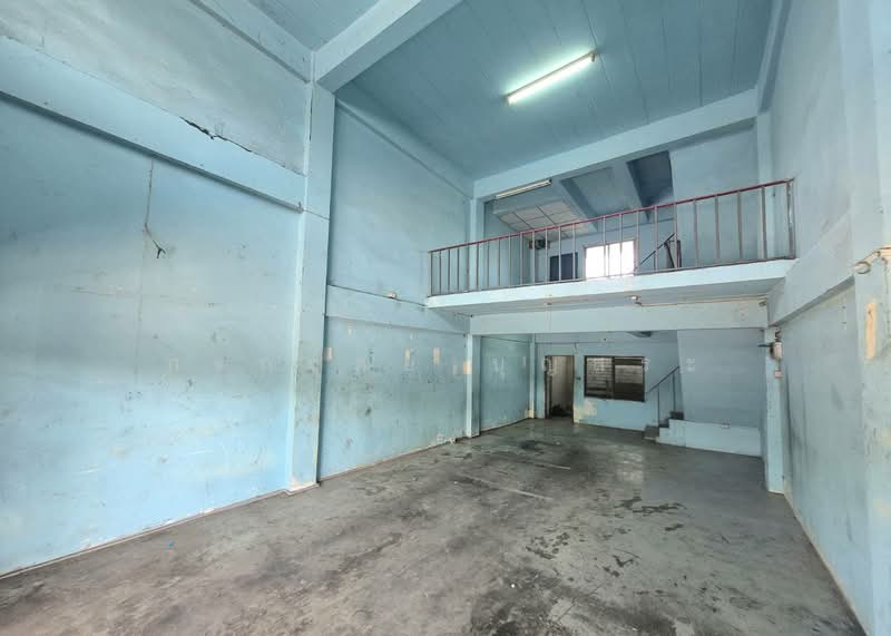 For Sale - ตึกแถว 3 ชั้น ( หลังมุม ) พร้อมชั้นลอย มีดาดฟ้า ซอยร่มเกล้า 24 ถนนเคหะร่มเกล้า, Bangkok