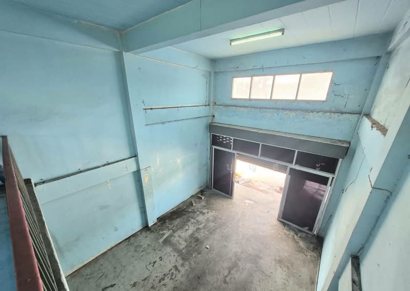 For Sale - ตึกแถว 3 ชั้น ( หลังมุม ) พร้อมชั้นลอย มีดาดฟ้า ซอยร่มเกล้า 24 ถนนเคหะร่มเกล้า, Bangkok