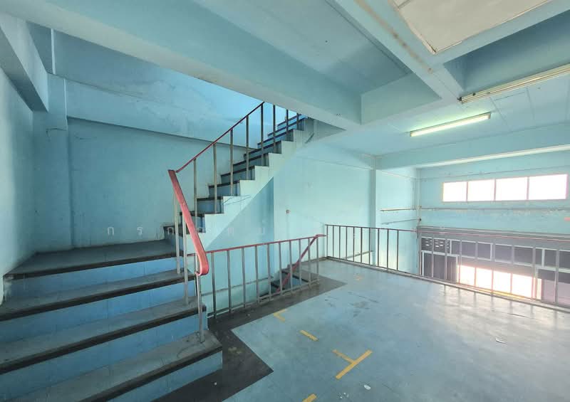 For Sale - ตึกแถว 3 ชั้น ( หลังมุม ) พร้อมชั้นลอย มีดาดฟ้า ซอยร่มเกล้า 24 ถนนเคหะร่มเกล้า, Bangkok