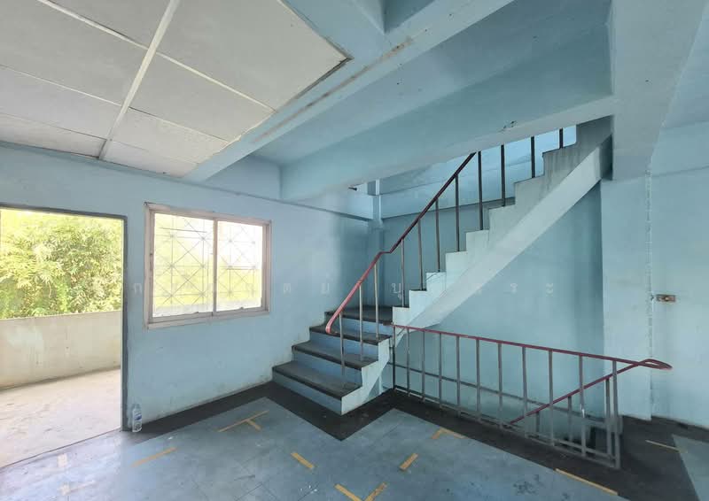 For Sale - ตึกแถว 3 ชั้น ( หลังมุม ) พร้อมชั้นลอย มีดาดฟ้า ซอยร่มเกล้า 24 ถนนเคหะร่มเกล้า, Bangkok