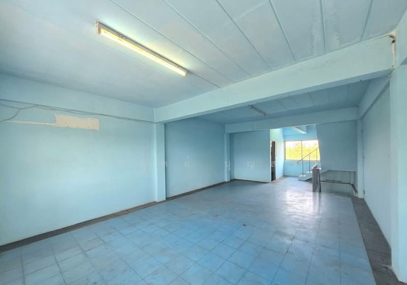 For Sale - ตึกแถว 3 ชั้น ( หลังมุม ) พร้อมชั้นลอย มีดาดฟ้า ซอยร่มเกล้า 24 ถนนเคหะร่มเกล้า, Bangkok