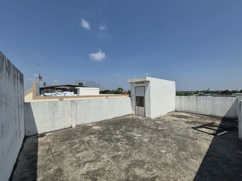 For Sale - ตึกแถว 3 ชั้น ( หลังมุม ) พร้อมชั้นลอย มีดาดฟ้า ซอยร่มเกล้า 24 ถนนเคหะร่มเกล้า, Bangkok