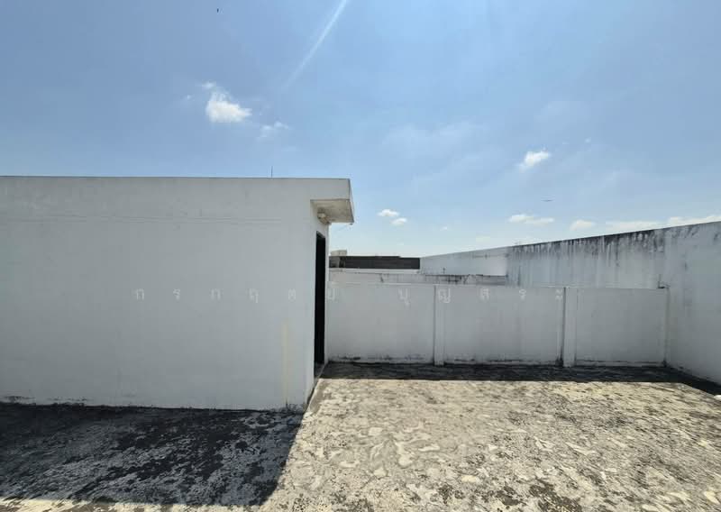 For Sale - ตึกแถว 3 ชั้น ( หลังมุม ) พร้อมชั้นลอย มีดาดฟ้า ซอยร่มเกล้า 24 ถนนเคหะร่มเกล้า, Bangkok