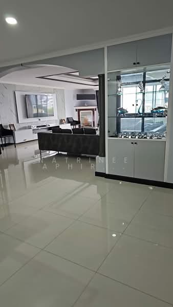 Oriental Towers, Bangkok, 25 Soi Ekkamai 12, Ekkamai Road, Khlong Tan Nua, Watthana, Bangkok, 3 Bedrooms, 350 sqm, Condo For Rent, by Natrinee Aphirachatanon, 500232183 - DDproperty.com