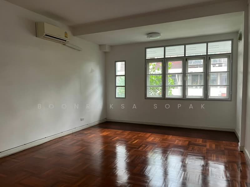 undefined, Bangkok, Thung Maha Mek, Sathon, Bangkok, 4 Bedrooms, 250 sqm, Townhouse For Rent, by Boonraksa Sopak, 500232420 - DDproperty.com