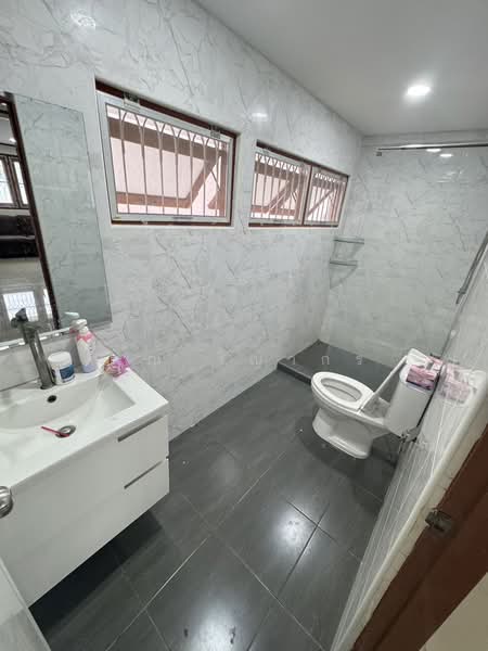 ขายบ้านเดี่ยว 2 ชั้น รีโนเวทใหม่ ซอย Airport Link หัวหมาก ติดคลอง บรรยากาศดี, Bangkok, Suan Luang, Suan Luang, Bangkok, 5 Bedrooms, 250 sqm, Single Detached House For Sale, by คุณ วิญากร, 500232670 - DDproperty.com