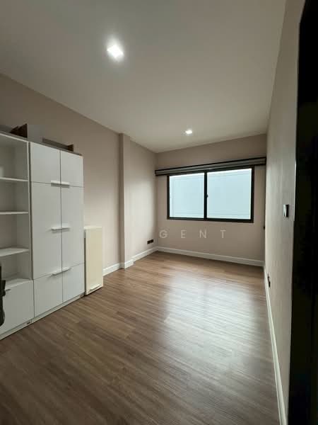 Venue ID Motorway Rama 9, Bangkok, Phatthana Chonburi Road 4, Khlong Song Ton Nun, Lat Krabang, Bangkok, 5 Bedrooms, 313 sqm, Single Detached House For Sale, by NR AGENT, 500233084 - DDproperty.com