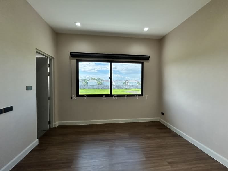 Venue ID Motorway Rama 9, Bangkok, Phatthana Chonburi Road 4, Khlong Song Ton Nun, Lat Krabang, Bangkok, 5 Bedrooms, 313 sqm, Single Detached House For Sale, by NR AGENT, 500233084 - DDproperty.com