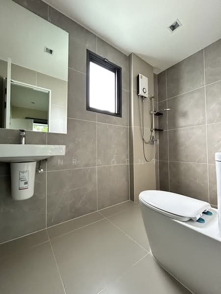 Venue ID Motorway Rama 9, Bangkok, Phatthana Chonburi Road 4, Khlong Song Ton Nun, Lat Krabang, Bangkok, 5 Bedrooms, 313 sqm, Single Detached House For Sale, by NR AGENT, 500233084 - DDproperty.com