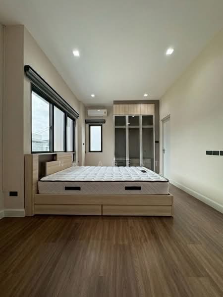 Venue ID Motorway Rama 9, Bangkok, Phatthana Chonburi Road 4, Khlong Song Ton Nun, Lat Krabang, Bangkok, 5 Bedrooms, 313 sqm, Single Detached House For Sale, by NR AGENT, 500233084 - DDproperty.com