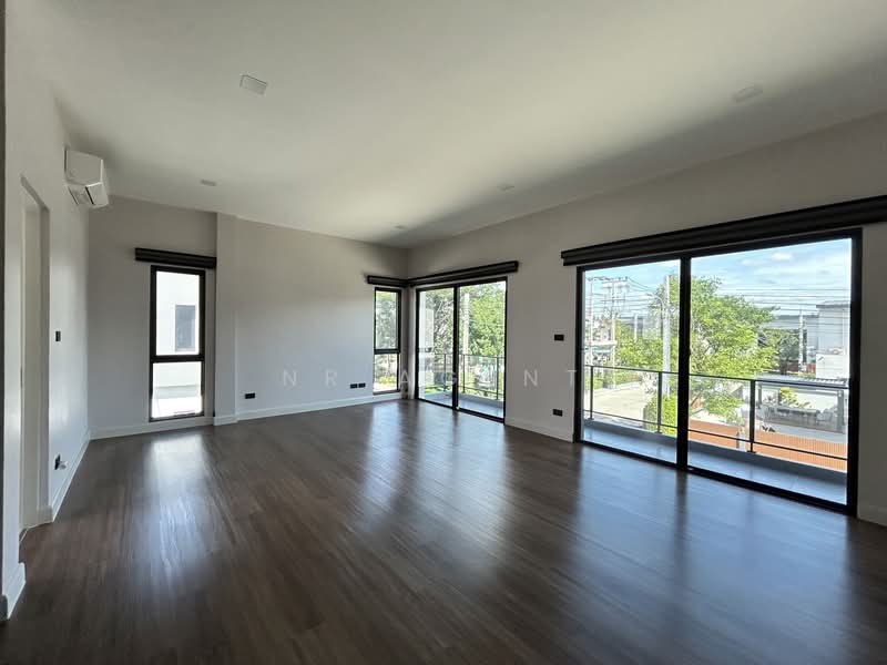 Venue ID Motorway Rama 9, Bangkok, Phatthana Chonburi Road 4, Khlong Song Ton Nun, Lat Krabang, Bangkok, 5 Bedrooms, 313 sqm, Single Detached House For Sale, by NR AGENT, 500233084 - DDproperty.com