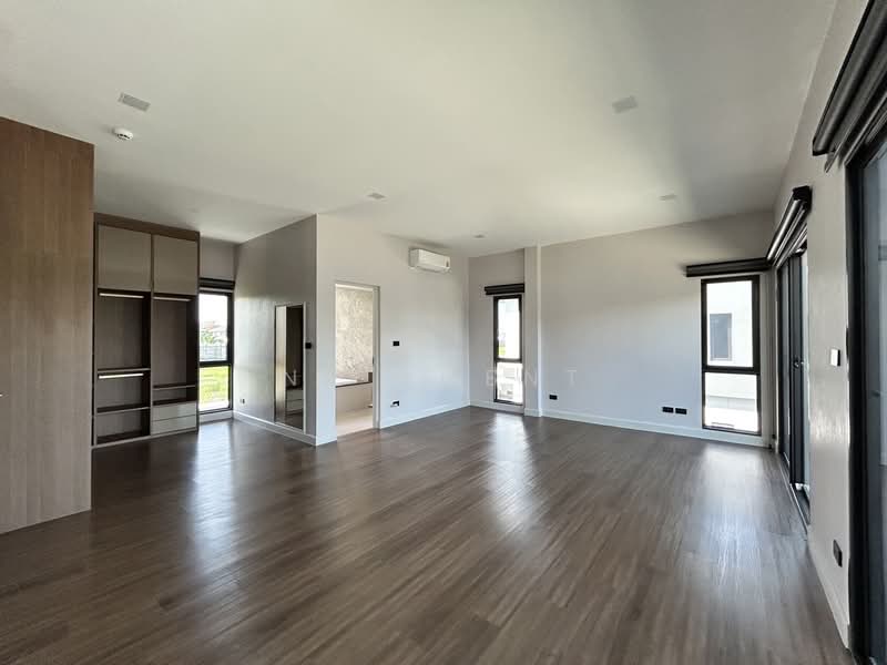 Venue ID Motorway Rama 9, Bangkok, Phatthana Chonburi Road 4, Khlong Song Ton Nun, Lat Krabang, Bangkok, 5 Bedrooms, 313 sqm, Single Detached House For Sale, by NR AGENT, 500233084 - DDproperty.com