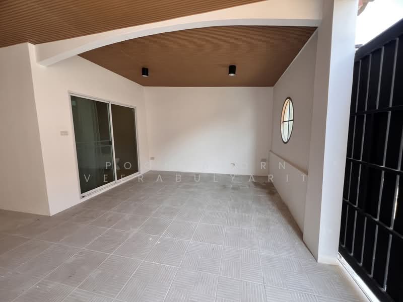 ทาวน์โฮมตกแต่งใหม่ ซอยจรัญสนิทวงศ์ 35, Bangkok, Bang Khun Sri, Bangkok Noi, Bangkok, 3 Bedrooms, 160 sqm, Townhouse For Sale, by Poonyaporn Veerabulyarit, 500233623 - DDproperty.com