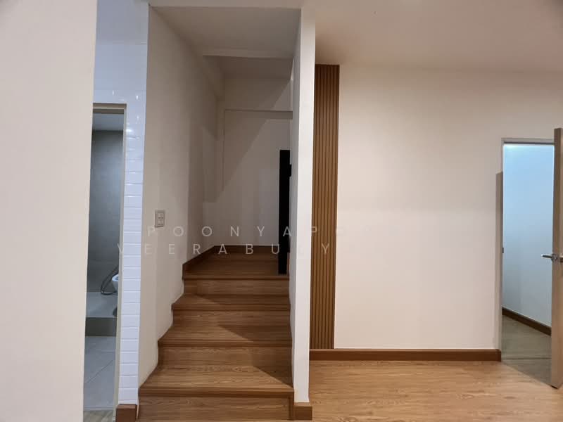 ทาวน์โฮมตกแต่งใหม่ ซอยจรัญสนิทวงศ์ 35, Bangkok, Bang Khun Sri, Bangkok Noi, Bangkok, 3 Bedrooms, 160 sqm, Townhouse For Sale, by Poonyaporn Veerabulyarit, 500233623 - DDproperty.com