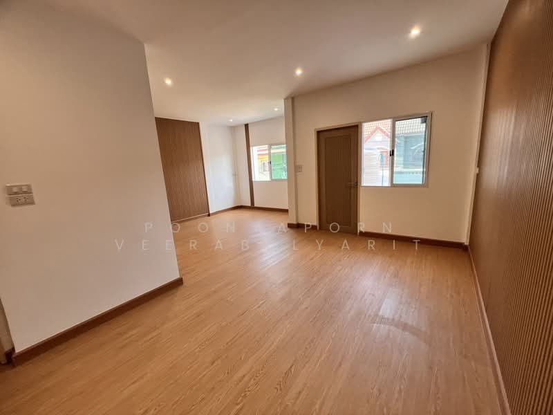 ทาวน์โฮมตกแต่งใหม่ ซอยจรัญสนิทวงศ์ 35, Bangkok, Bang Khun Sri, Bangkok Noi, Bangkok, 3 Bedrooms, 160 sqm, Townhouse For Sale, by Poonyaporn Veerabulyarit, 500233623 - DDproperty.com