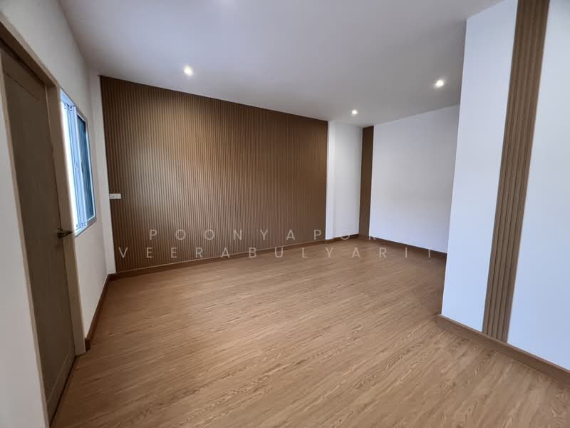 ทาวน์โฮมตกแต่งใหม่ ซอยจรัญสนิทวงศ์ 35, Bangkok, Bang Khun Sri, Bangkok Noi, Bangkok, 3 Bedrooms, 160 sqm, Townhouse For Sale, by Poonyaporn Veerabulyarit, 500233623 - DDproperty.com