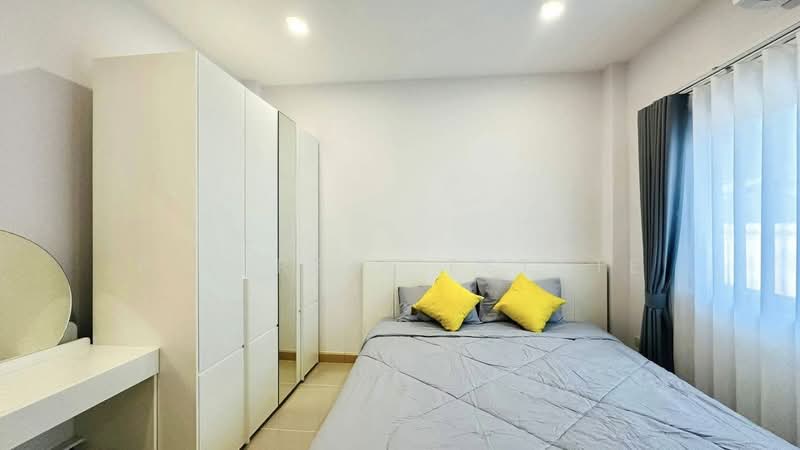 Corner House for Sale East Pattaya Nong Pla Lai Spacious Garden, Chon Buri (Pattaya), Bang Lamung, Bang Lamung (Pattaya), Chon Buri (Pattaya), 3 Bedrooms, 240 sqm, Semi-Detached House (Twin House) For Sale, by PLC Real Estate, 500233877 - DDproperty.com